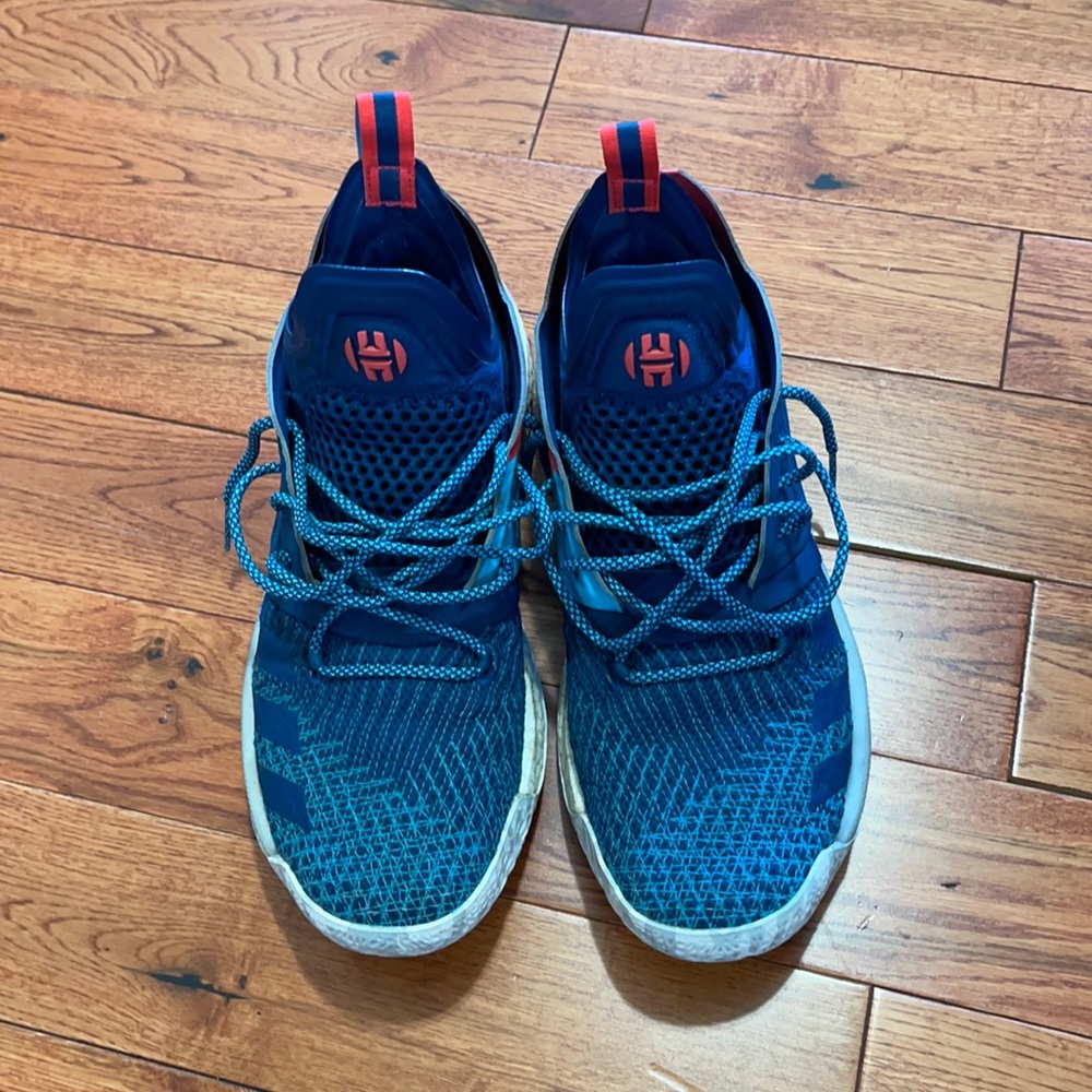 Basketball shoes